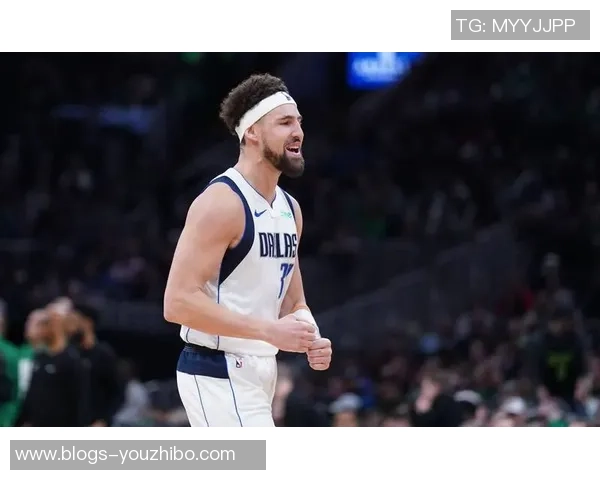 勇士在最后时刻逆转马刺以113比111险胜展现强大韧性与团队合作精神